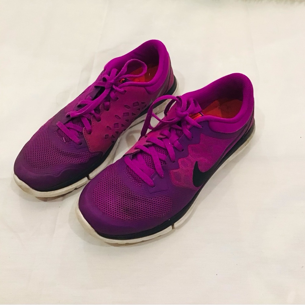 Nike Women's Athletic Shoes - Magenta and Black